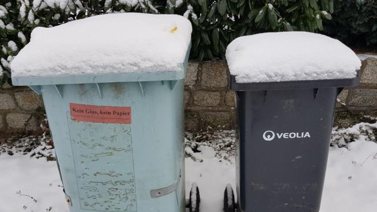 Schnee und Eis erschweren der Müllabfuhr den Job.