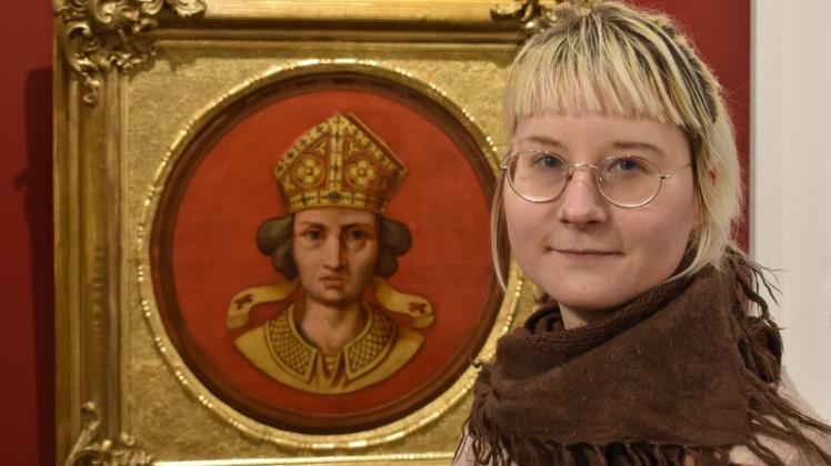 Die neue Museumspädagogin: Andrea Kaufmann in der Daueraustellung vor dem Bild des heiligen St. Dionysius, Hagenows Schutzpatron.