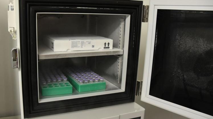 Der Impfstoff von Biontech/Pfizer lagert im Delmenhorster Impfzentrum in einem speziellen Ultratiefkühlschrank bei bis zu minus 80 Grad. Der Impfstoff von Biontech/Pfizer lagert im Delmenhorster Impfzentrum in einem speziellen Ultratiefkühlschrank bei bis zu minus 80 Grad.