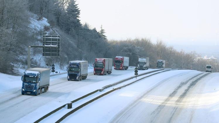 Nur langsam rollte der Verkehr auf der A2 bei Bielefeld wieder. Bis zu 70 Kilometer hatten sich die Fahrzeugkolonnen gestaut.