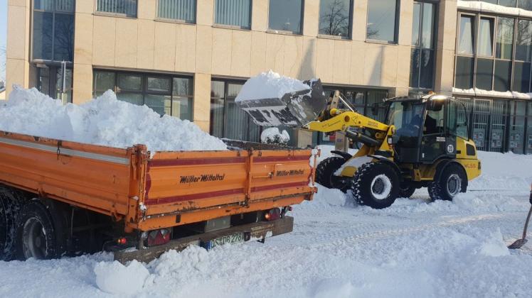 Mit Muskelkraft und schwerem Gerät: Auch Mitarbeiter des städtischen Baubetriebsdienstes befördern die Schnee aus der Innenstadt.