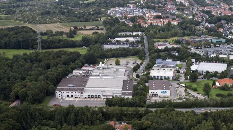 In der Verwaltung der Eisfabrik Froneri in Osnabrück-Sutthausen hat es mehrere Corona-Fälle gegeben. Das Luftbild stammt aus dem Jahr 2014, als das Werk noch als R&R IceCream firmierte. (Archivbild)