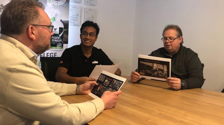 Motorsport-begeisterte Unternehmer: die Brüder Sören (links) und Guido Blum im Gespräch mit dem Meller Rennfahrer Tamino Bergmeier (Mitte), dessen Karriere sie unterstützen.
