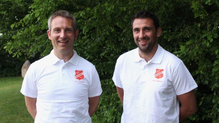 Chefcoach Denny Skwierczynski (li.) und sein Assistent Stefan Richter werden auch in der kommenden Saison das Trainergespann bei Fußball-Oberligist SV Eichede bilden.