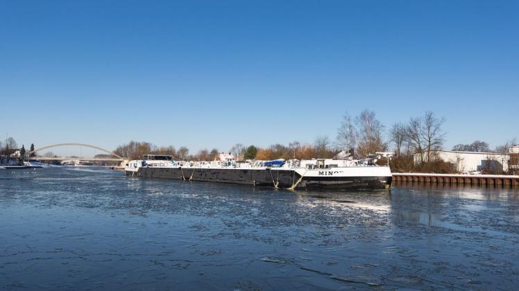 Die angekündigte Sperrung des Mittellandkanals wird ausgesetzt. Es können Eisbrecher eingesetzt werden.

Schiffsverkehr auf dem Mittellandkanal in Bad Essen im Winter mit einer dünnen Eisdecke.