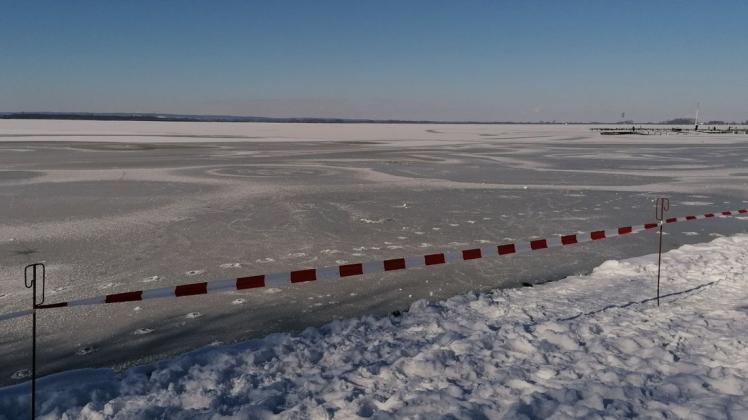 Flatterband warnt vor dem Betreten des Eises. Flatterband warnt vor dem Betreten des Eises.