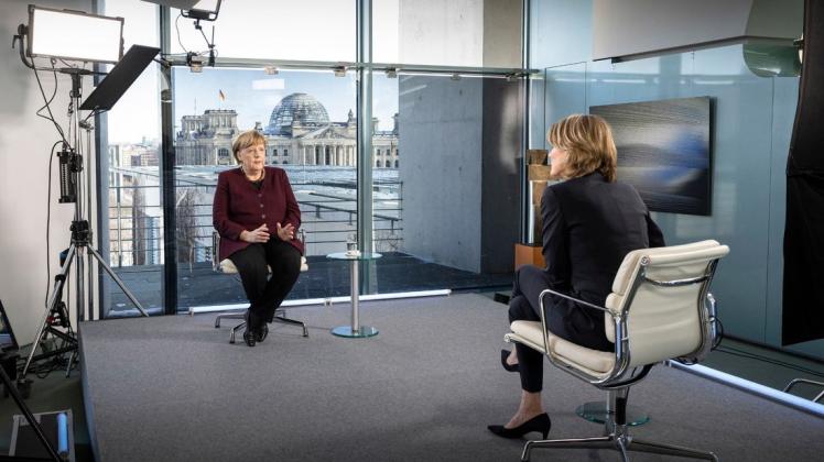 Bundeskanzlerin Angela Merkel (CDU) und ZDF-Moderatorin Marietta Slomka (r.) beim Interview.