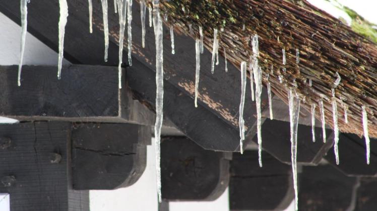 Hausbesitzer müssen Eiszapfen entfernen und auch dafür sorgen, dass keine Dachlawinen abgehen können.
