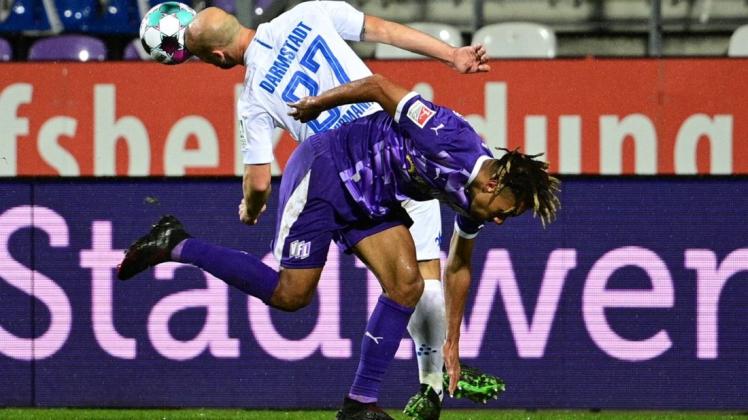 Aktuell nicht immer mit bester  Orientierung: Der SV Darmstadt 98 (in weiß mit dem Ex-Osnabrücker Patrick Herrmann) genau wie der VfL Osnabrück (mit Etienne Amenyido, der am Sonntag verletzt fehlt) im Hinspiel beim 1:1. Foto: imago images/Revierfoto