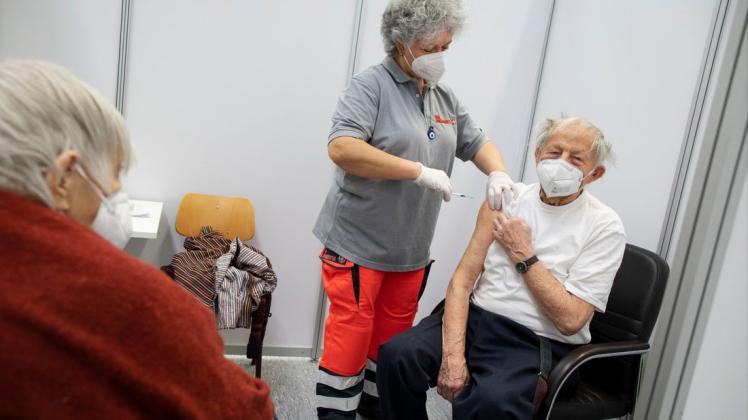Onat Temme impfte am Sonntag Rudi (91) und Else Bartel (86) im Impfzentrum Schlosswallhalle in Osnabrück.
