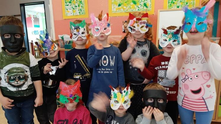 Die Kinder lassen sich den Spaß nicht verderben: Mädchen und Jungen der Brüeler Kindertagesstätte schmückten sich für die Faschingszeit.