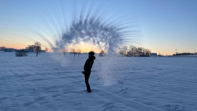 Schneewolken selbst gemacht: Heißes Wasser in die kalte Luft geworfen, Auslöser gedrückt. Tolles Foto erhalten.