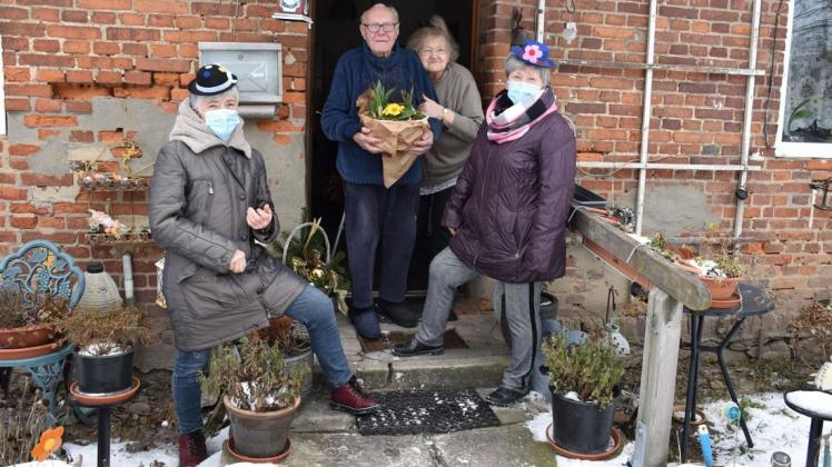 Gratulation am Rosenmontag: Petra Radom (l.) und Helga Schütt (r.) beglückwünschen Reinhard Arndt zu seiner 60-jährigen Mitgliedschaft in der Volkssolidarität. Darüber freut sich auch Liesbeth Barth. Gratulation am Rosenmontag: Petra Radom (l.) und Helga Schütt (r.) beglückwünschen Reinhard Arndt zu seiner 60-jährigen Mitgliedschaft in der Volkssolidarität. Darüber freut sich auch Liesbeth Barth.