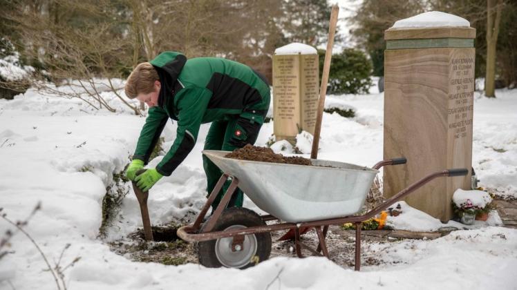 Auf dem Friedhof geht die Arbeit auch bei Schnee und Eis weiter: Hier hebt die Gärtnerin Franziska Plogmann ein Urnengrab auf dem Schinkeler Friedhof aus.