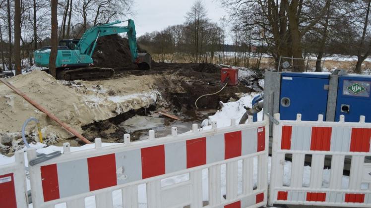Aufgrund der Witterung ruhen die Bauarbeiten an der Landesstraße 30 in Neuburlage derzeit. Ein schadhafter Durchlass muss ausgetauscht werden.