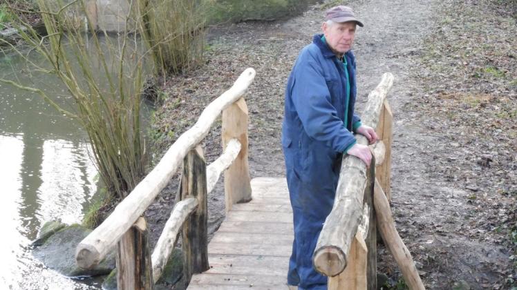 Heinrich Görtemöller war noch voller Tatendrang. Das erst vor einigen Tagen aufgenommene Foto zeigt ihn auf der von ihm selbst gezimmerten Brücke, die Wanderer zur Wassermühle Velpe führt.