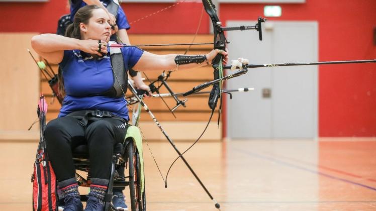 Ziel anvisiert: Flora Kliem gehört zu den sechs Kandidaten bei der Wahl zum/zur niedersächsischen Behindertensportler/in des Jahres 2021. Sie ist Para-Bogenschützin. Ziel anvisiert: Flora Kliem gehört zu den sechs Kandidaten bei der Wahl zum/zur niedersächsischen Behindertensportler/in des Jahres 2021. Sie ist Para-Bogenschützin.