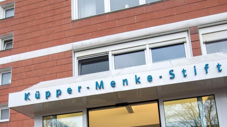 Bei fünf Bewohnern und zwei Mitarbeitenden im Küpper-Menke-Stift ist der Corona-Test positiv ausgefallen. Weitere Covid-19-Fälle könnten dazu kommen. Nach dem Reihentest stehen noch Ergebnisse aus. (Symbolfoto) Bei fünf Bewohnern und zwei Mitarbeitenden im Küpper-Menke-Stift ist der Corona-Test positiv ausgefallen. Weitere Covid-19-Fälle könnten dazu kommen. Nach dem Reihentest stehen noch Ergebnisse aus. (Symbolfoto)