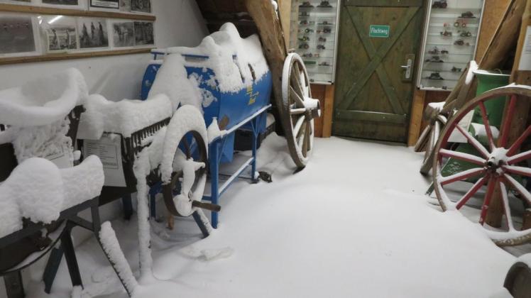 Der Schnee hat vor den Exponaten im Museum für Landtechnik keinen Halt gemacht. Die Ausstellung war von der weißen Pracht bedeckt.