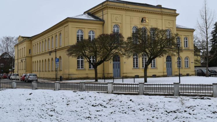 Das Gebäude am Goetheplatz in Güstrow muss einen neuen Dachstuhl erhalten. Der jetzige ist früher mit Holzschutzmitteln bearbeitet worden, die die Gesundheit schädigen. Das Gebäude am Goetheplatz in Güstrow muss einen neuen Dachstuhl erhalten. Der jetzige ist früher mit Holzschutzmitteln bearbeitet worden, die die Gesundheit schädigen.