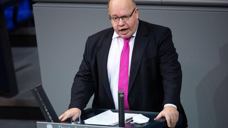 Bundeswirtschaftsminister Peter Altmaier (CDU) sieht sich mit Rücktritts-Forderungen wegen der verzögerten Corona-Hilfen konfrontiert.