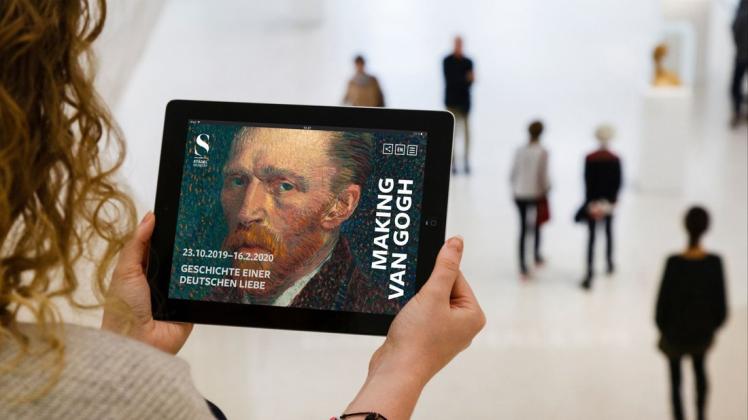 Auf dem digitalen Weg zur Kunst: Eine junge Frau ist mit dem Digitorial zur Van-Gogh-Ausstellung unterwegs. Foto: Marc Jacquemin/Städel Museum