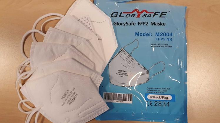 Eine Tüte, sechs Masken. In einigen Briefkästen im Landkreis werden die FFP2-Masken schon morgen sein.