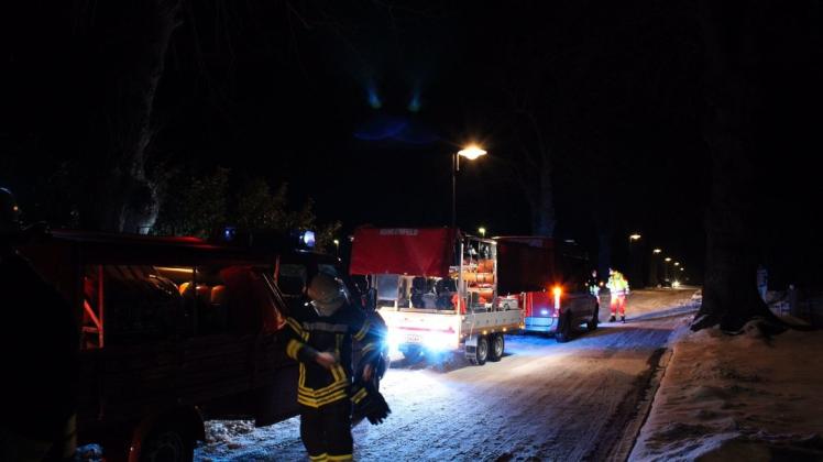 Am Sonntag Abend rückten die Feuerwehren in Dersenow an. Es ging um eine Türöffnung.