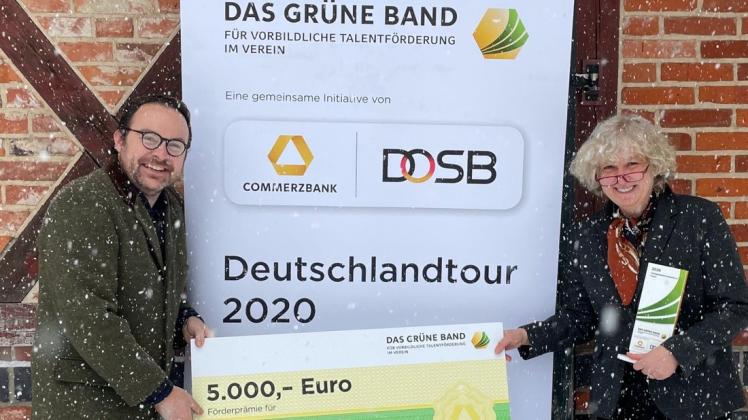Im ganz kleinen Rahmen wurde das Grüne Band von Commerzbank-Mitarbeiter Mathias Paulokat Christina Rode von der Fechtgesellschaft Schwerin übergeben. Einen Scheck gab es noch dazu. Im ganz kleinen Rahmen wurde das Grüne Band von Commerzbank-Mitarbeiter Mathias Paulokat Christina Rode von der Fechtgesellschaft Schwerin übergeben. Einen Scheck gab es noch dazu.
