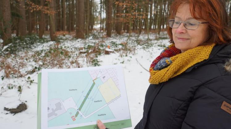 Die Pläne für den neuen Weg zeigt Bürgermeisterin Andrea Schmidt.