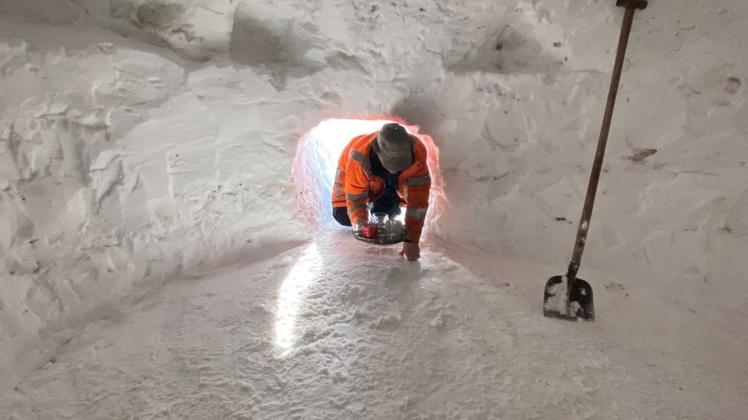 „Hereinspaziert!“ Besser gesagt: hineingekrabbelt. Der Eingang zum Iglu ist nur gut 50 Zentimeter hoch.