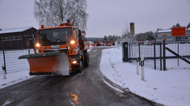 Die Fahrzeuge der Kreisstraßenmeisterei haben viel Feuchtsalz ausgebracht, damit sich der Schnee auf den Straßen schnellstmöglich auflöst.