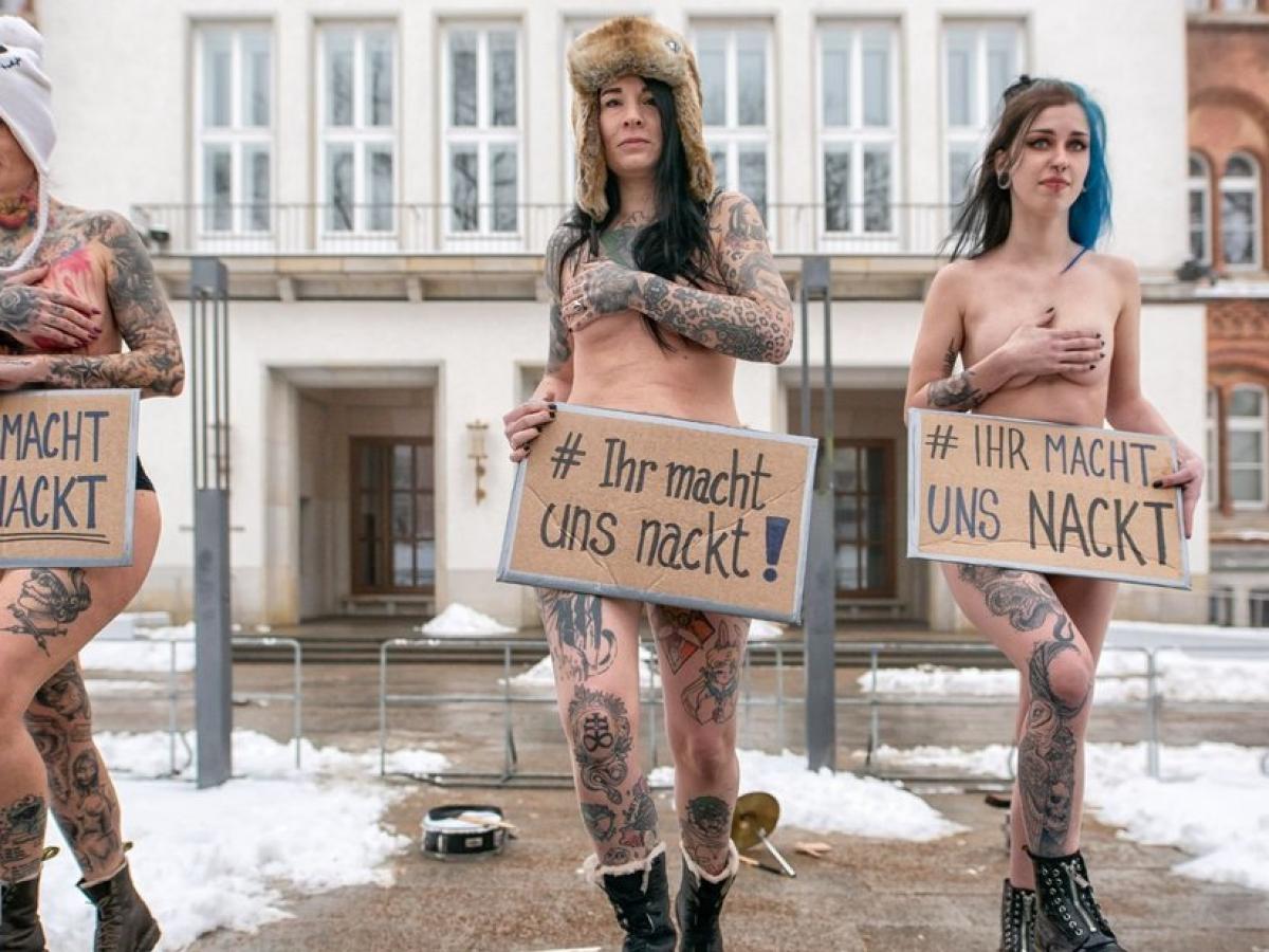 Tätowiererinnen protestieren nackt vor dem Landtag SHZ Foto