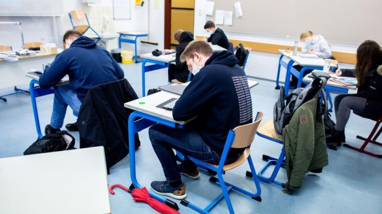 Auch im Schulunterricht müssen stets Mund-Nase-Masken getragen werden.