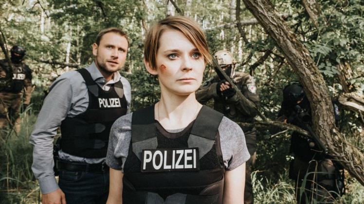 Polizistin Sanela Beara (Nadja Bobyleva) und Kommissar Lutz Gehring (Max Riemelt) haben den Verdächtigen auf einem Hochsitz im Wald entdeckt.