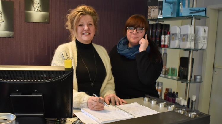 Seit Tagen steht das Telefon im „Salon Kerstin“ in Ludwigslust nicht mehr still. Kerstin und Janine Tiedke freuen sich, bald wieder mit Kamm und Schere arbeiten zu dürfen.