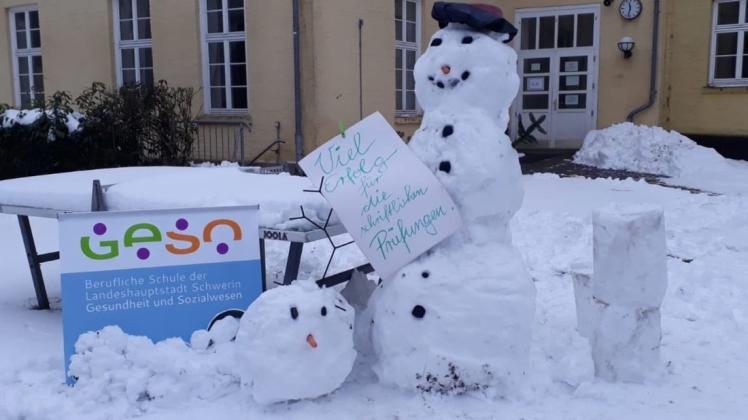 Schneemann und Schneewurm wünschen den Berufsschülern viel Glück bei den Prüfungen.