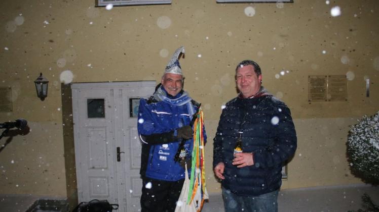Torsten Wagner (l.) gibt dem Bürgermeister Thomas Wange den Schlüssel fürs Rathaus zurück.