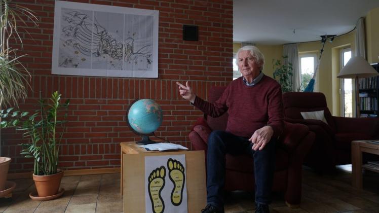 Leo Schwarte beteiligt sich zum Thema "Ökologischer Fußabdruck" an dem Fastenkalender. Die Idee kam ihm beim Anblick des diesjährigen Misereor-Huchertuches, das den gebrochenen Fuß eines chilenischen Demonstranten zeigt.