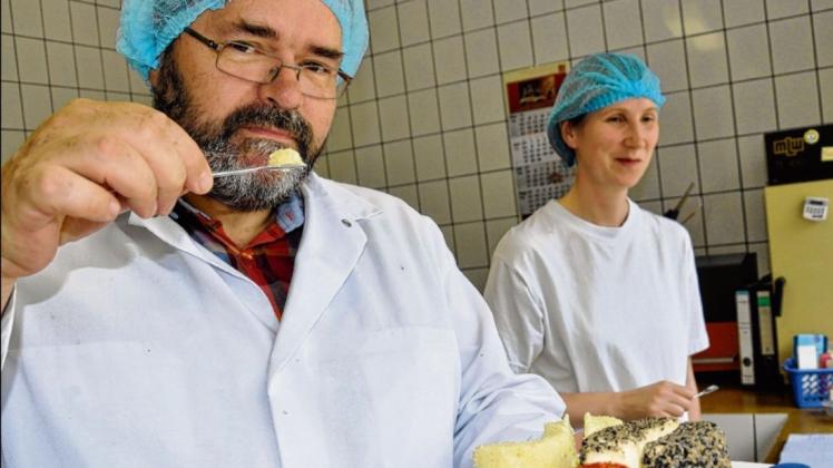 Hier kostet der Chef persönlich: Klaus Eisenbarth probiert den Frischkäse aus Kummer.