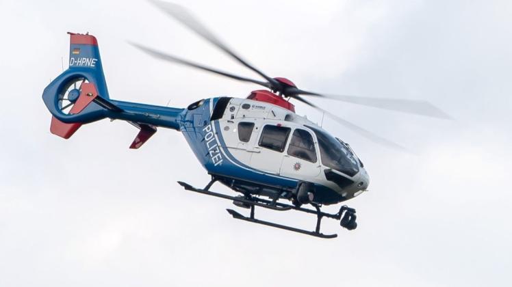 Am Dienstagmittag suchte ein Polizeihubschrauber in Osnabrück eine Person entlang der Bahngleise. Die Bahnlinie wurde kurzzeitig gesperrt. (Symbolfoto)