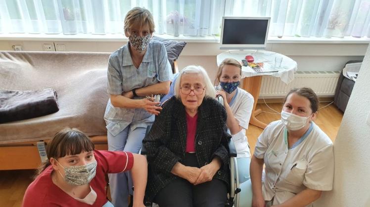 Ein Fotoshooting im Pflegeheim aus fröhlicheren Tagen, mit Heimbewohnerin und Kolleginnen. Altenpflegerin Marianna Rakhaieva (re) droht die Abschiebung. Das Team im „Haus Seeblick" ist entsetzt.