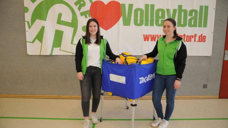 Volleyball als Herzensangelegenheit: Melanie (links) und Erika Weinmeister im Lintorf-Look im Volleydome.
