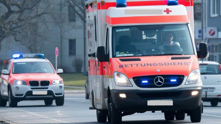 Ein Krankenwagen und ein Notarztwagen auf dem Weg zum Einsatz. Wenn jemand einen Schlaganfall hat, muss er schnell ins Krankenhaus.