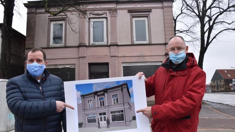 Vormstegen 43: Semmelhaack-Prokurist Arne Parchent (links) und Baustadtrat Lars Bredemeier zeigen schon mal, wie das sanierte Gebäude aussehen wird.