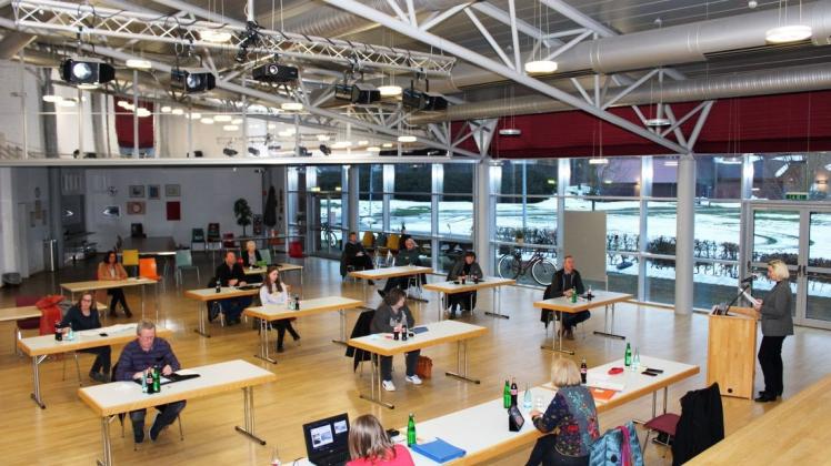 Bürgermeisterin Petra Lübbers (am Rednerpult) informiert den Ausschuss über die aktuelle Situation der Schulen, der Kultur und des Sports in der Gemeinde Twist.