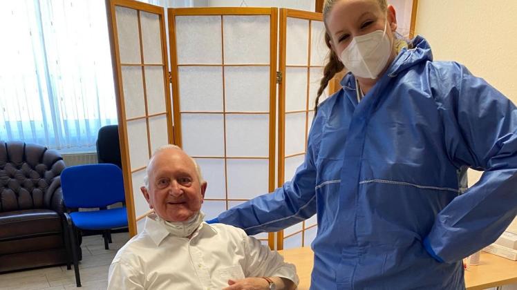 Als ein besonderes Geschenk zur Vollendung seines 90. Lebensjahres empfand Heinrich Wendeln aus Werlte die Impfung. Unser Foto zeigt den Altersjubilar zusammen mit Michaela Mentner vom mobilen Impfteam.