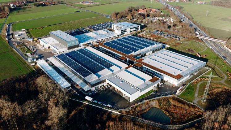 Produziert so viel Strom, wie er für 250 Familien benötigt wird: Die neue Photovoltaikanlage auf den Dächern einer Produktions- und einer Lagerhalle der Firma Solarlux in Sichtweite der A30.