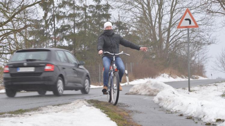 Kreuzgefährlich ist es für Radfahrer zwischen Wakenstädt und Gadebusch. Sie müssen sich eine gefährliche Straße mit Autofahrern teilen. Erst kurz vor Gadebusch können sie auf einen Radweg ausweichen.