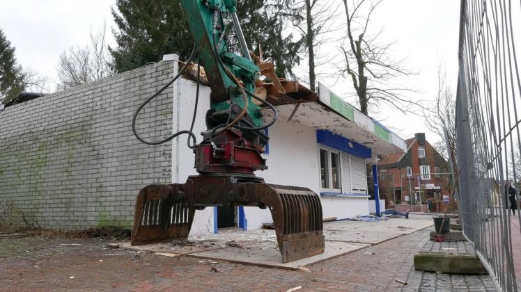 Der Bagger steht zum Abriss bereit: Das verwahrloste Kiosk-Gebäude im Ortskern wird dem Erdboden gleichgemacht.